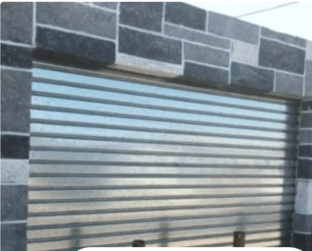 Cortina metálica galvanizada instalada por Cortinas Metálicas Metalmarc