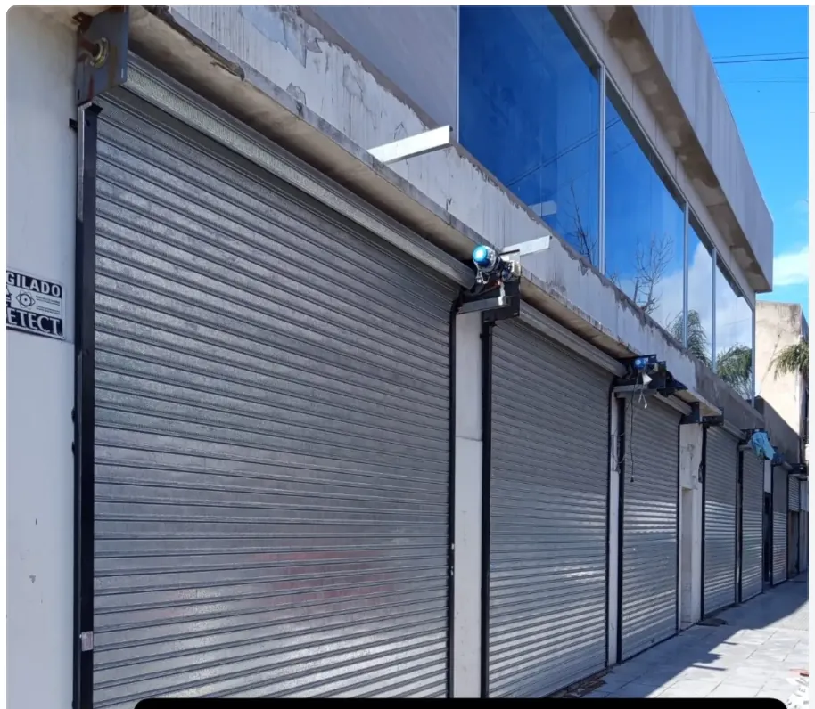 Local con varias cortinas metálicas motorizadas instaladas por Cortinas Metálicas Metalmarc